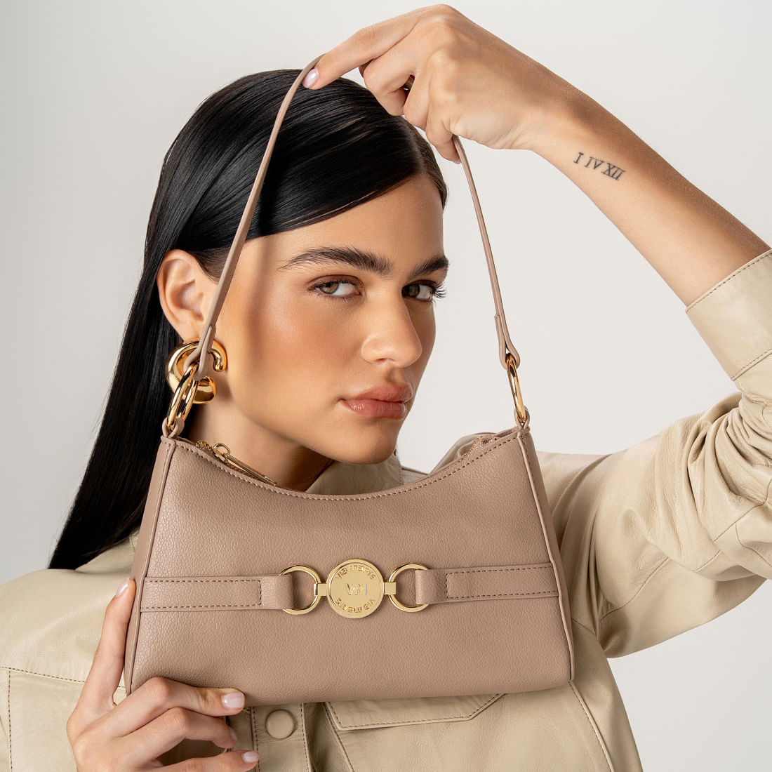 Mulher usando bolsa Shoulder Bag Via Marte bege nude